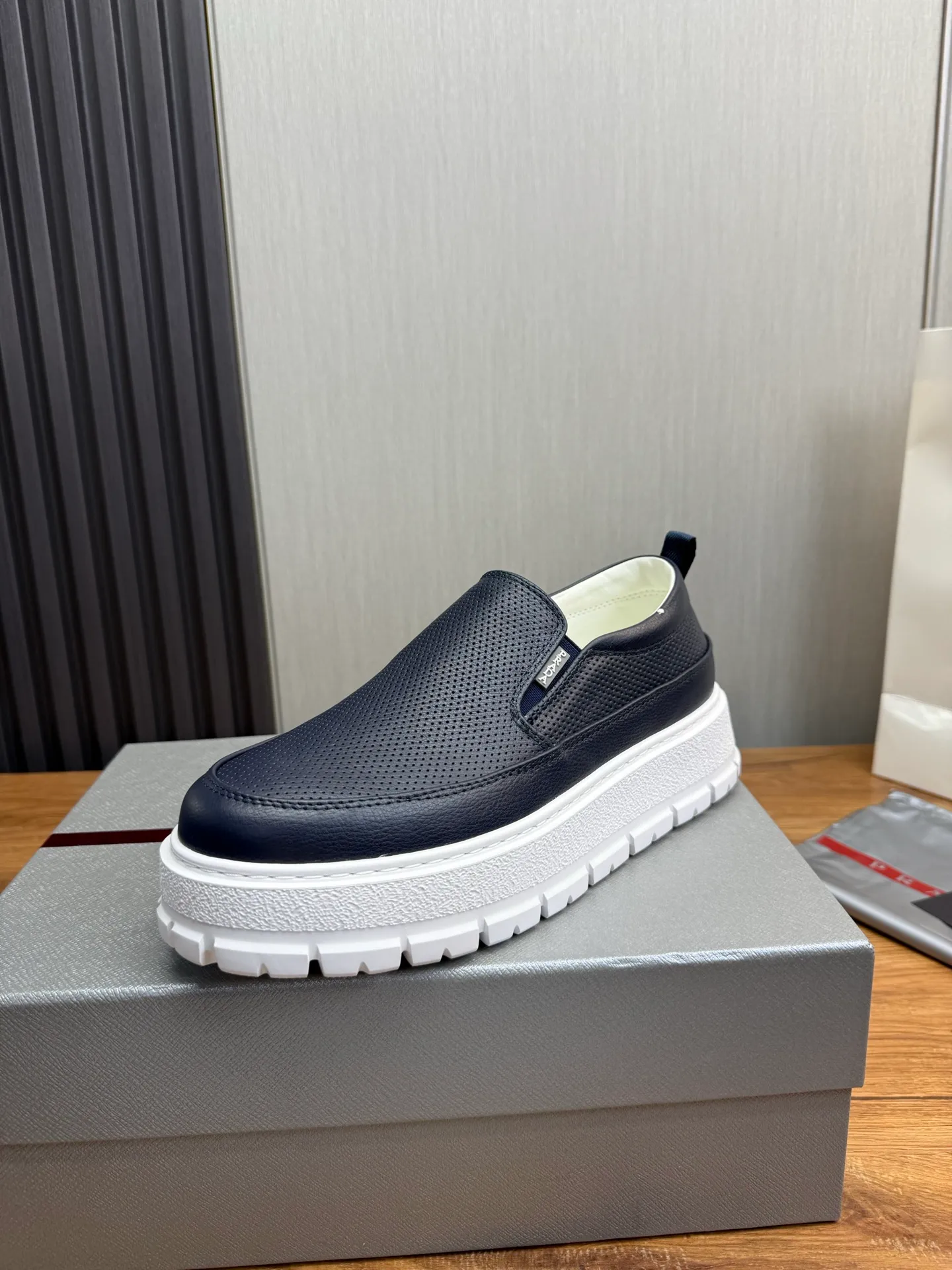 Men's shoes 💰580💰 [PRADA] Men's shoes are popular in the counter, official website is synchronized, 1 high-quality shipment ✔️Imported cowhide punching + cowhide lining, 1🆚1 replica, original sole, 38-45 (45 customized, non-refundable)